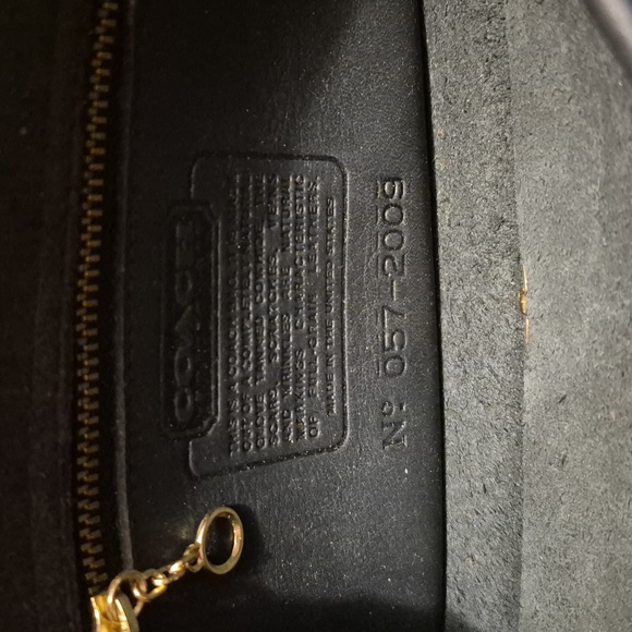 VINTAGE Coach Black Leather Crossbody Bag with Gold Clasp - Picture 2 of 6